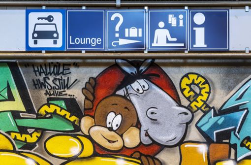 Äffle und Pferdle sind aus dem Schwabenland nicht wegzudenken – hier schauen sie von einer Wand am Stuttgarter Hauptbahnhof. Foto: imago images/Arnulf Hettrich/Arnulf Hettrich