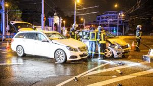 Taxi-Fahrgast bei Kollision verletzt  – Zeugen gesucht