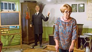 Christa Altmann führt durchs Schulmuseum: Wenn es ins alte Klassenzimmer geht, kann sie sehr streng werden. Foto: Mateja Fotografie