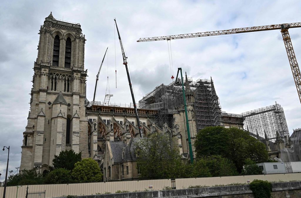 Mit riesigen Kränen wird das beim Brand geschmolzene Gerüst in Einzelteilen von der Kathedrale Notre-Dame geholt. Arbeiter haben die insgesamt 40 000 Eisenstangen vorher zersägt.