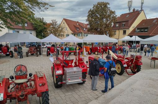 Die rote Traktorparade auf dem Kelterplatz zog viele Interessierte an anlässlich der Eröffnung des ersten Stuttgarter Traktor-Museums in Hofen. Foto: Iris Frey