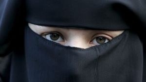 Eine Frau trägt einen Niqab, nur die Augen bleiben frei. Foto: dpa/Evert-Jan Daniels