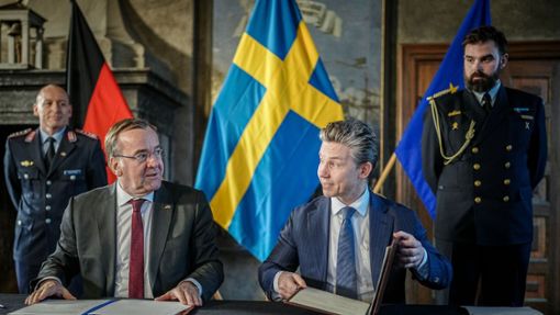 Bundesverteidigungsminister Boris Pistorius und sein schwedischer Amtskollege Pal Jonson unterzeichnen in Stockholm im Schloss Karlberg eine Absichtserklärung. Foto: Kay Nietfeld/dpa