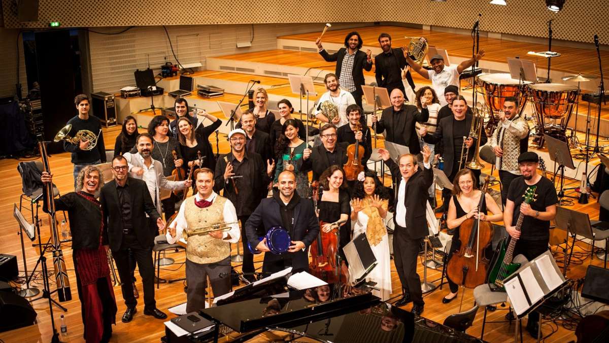 Das Orchester der Kulturen nach einem Konzert im Konzertsaal der Universität der Künste Berlin.