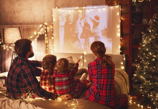 Ob als Familie, als Paar oder alleine: Weihnachtsfilme stimmen wunderbar auf die besinnlichste Zeit des Jahres ein.