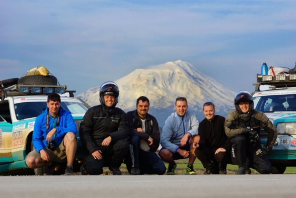 Alexander Schwan, Markus Reigl, Lothar Stäbler, Danijel Makaus, Christian Stäbler und Stefan Totzl (von links) vor dem Berg Ararat in Ostanatolien (Türkei). Foto: z