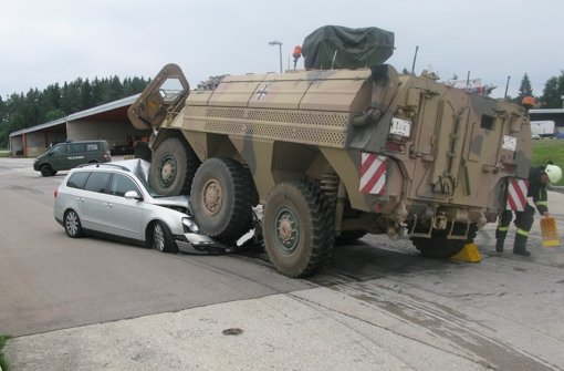 Ein Bundeswehrmitarbeiter übersieht beim Abbiegen ein Auto Foto: Polizei Konstanz