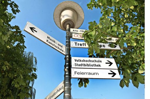 Hinweise am zentralen Elbenplatz: Die Schilder sollen erneuert werden. Foto: Horst Rudel