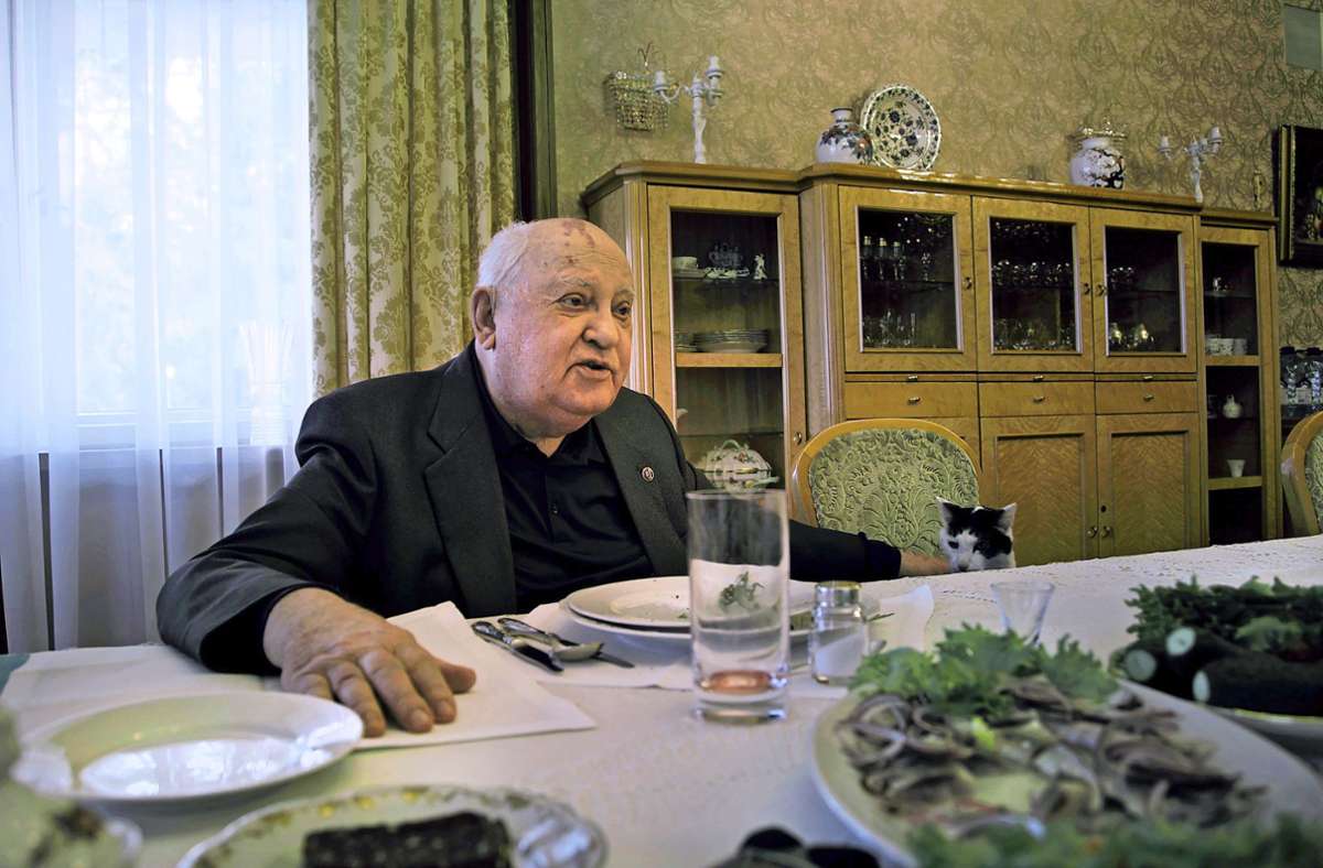 Michail Gorbatschow am Esstisch seiner Villa, die nicht ihm gehört, sondern dem Staat. Foto: Arte/Vertov