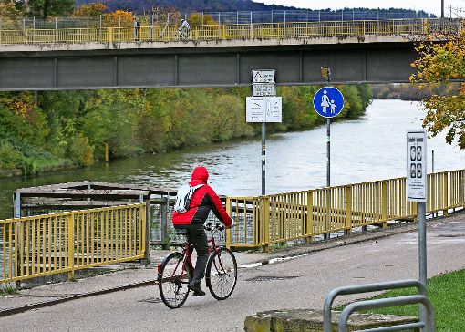 Radfahrer haben an der Pliensaubrücke  die Qual der Wahl: Sie können nach links auf den kurzen, aber illegalen Weg abbiegen oder legal und länger geradeaus Foto: Horst Rudel