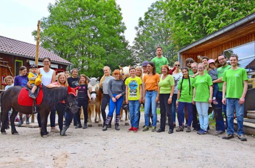 Die  fleißigen Helfer der KjG mit Vorstandsmitgliedern des Bürgervereins, Bezirksvorsteherin sowie der    Jugendfarmleiterin und Besuchern Foto:  
