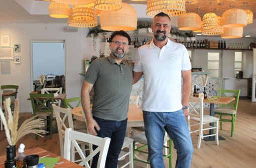 Ioannis Siavilas (links) und Dimos Karadimos haben die Taverna Athos eröffnet und bieten  moderne griechische Küche. Foto: C.  Holowiecki