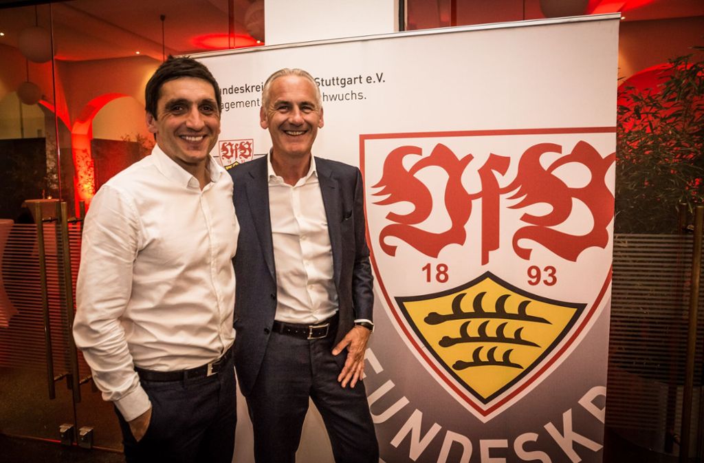 Trainer Tayfun Korkut (links) mit Jürgen Schlensog, dem Vorsitzenden des Freundeskreises des  VfB.