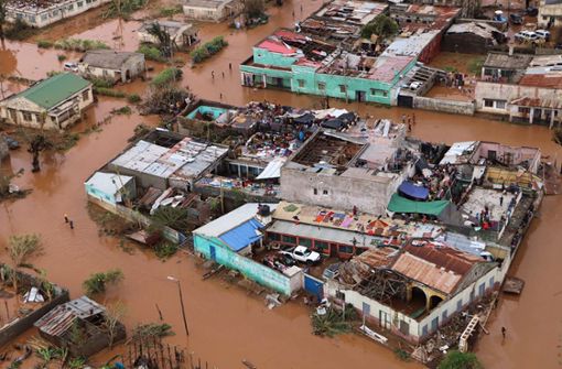 Die Bewohner von Beira haben sich auf den Dächer ihrer Häuser vor den braunen Fluten in Sicherheit gebracht. Foto: AFP
