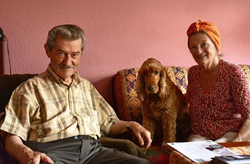 Die Silberpfoten vernetzen ältere Tierhalter – hier ein Paar mit dem Hund Tango – und ehrenamtliche Helfer. Foto: Silberpfoten