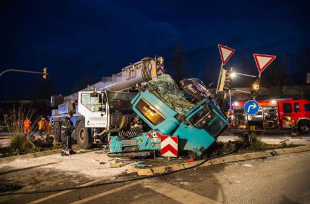 140.000 Euro Schaden und zwei Verletzte sind die Bilanz eines Lkw-Unfalls vom Montag auf der B14 bei Backnang.
