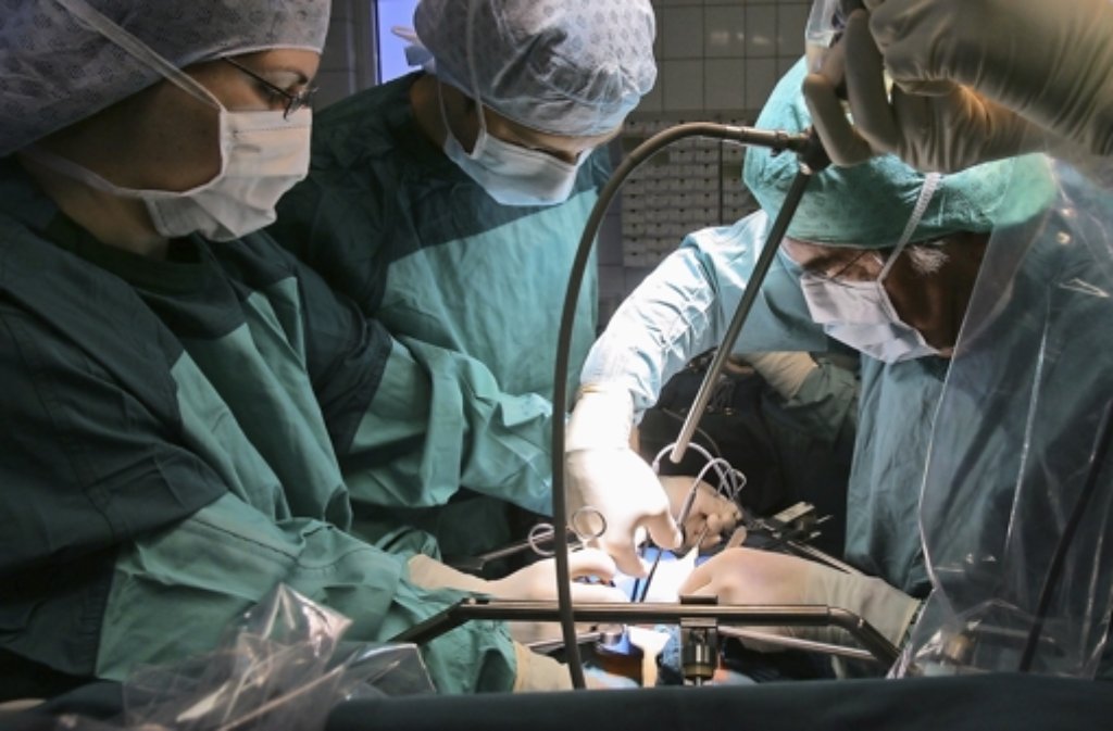 Ärzte bei einer Operation Foto: dpa