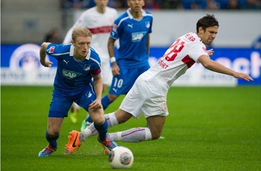 Bauchlandung für den VfB (Rani Khedira/re., gegen Hoffenheims Andreas Beck) Foto: dpa