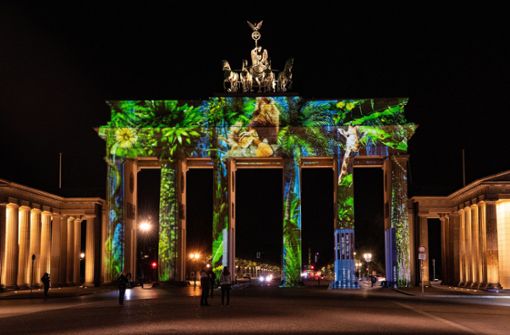 Das Brandenburger Tor gehört zu den Gebäuden, die beim „Festival of Lights“ angestrahlt werden. Foto: dpa/Paul Zinken