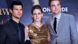 Geht es nach den Razzie-Kritikern ist Breaking Dawn - Teil 2 der mieseste Film des vergangenen Jahres. Kristen Stewart und Robert Pattinson (rechts) sind als schlechteste Hauptdarsteller nominiert, Taylor Lautner als schlechteste Nebendarsteller. Foto: dpa