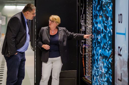 Wissenschaftsministerin Theresia Bauer fachsimpelt mit Michael Resch, dem Leiter des Stuttgarter Rechenzentrums über Supercomputing. Foto: dpa