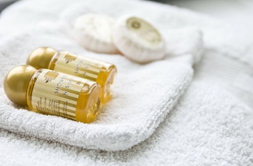 Shampoos und Handtücher gehören zu den beliebtesten „Mitbringseln“ aus Hotels. Foto: imago images/blickwinkel/McPHOTO/H. Richter
