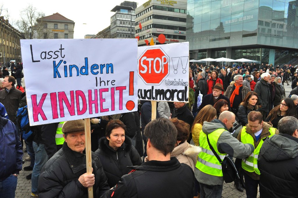 Die Gegner der Aufwertung des Themas Homosexualität im Schulunterricht demonstrieren in Stuttgart. Foto: Fotoagentur-Beytekin Foto Andreas Rosar