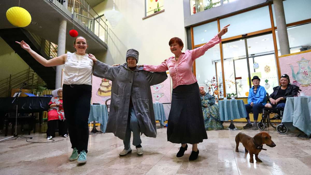 Tanzen Sirtaki als Erinnerung an Griechenland (von links):  Lena Mehrwald,  Ingrid Sauer und Regisseurin   Ulrike Hanne mit Dackel Rudi.