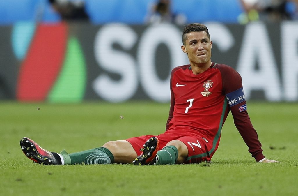 25 Minuten sind im Finale der Fußball-EM gespielt. Dann ist der Auftritt von Cristiano Ronaldo bei diesem Turnier endgültig beendet. Unter Tränen muss er verletzungsbedingt aufgeben. Gilt er Vielen davor als unnahbar und eingebildet, erwirbt sich der Superstar in dieser Szene Sympathien auf der ganzen Welt. Den Titel gibt’s später noch obendrauf.