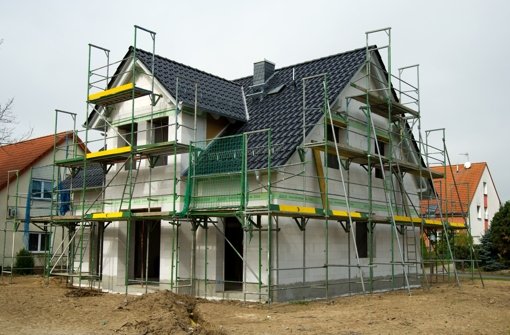 Eine Bearbeitungsgebühr ist auch bei Immobilienkrediten rechtlich umstritten. Foto: dpa