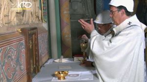 Der Pariser Erzbischof Michel Aupetit trägt einen weißen Sicherheitshelm. Foto: AP