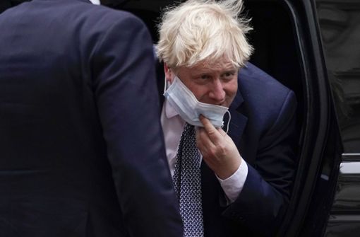 Boris Johnson soll unter anderem seinen Geburtstag in Innenräumen gefeiert haben, obwohl das im Corona-Lockdown verboten war. Foto: dpa/Alberto Pezzali