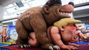 Der Russische Bär macht sich US-Präsident Donald Trump Untertan – auf dem Rosenmontagswagen in Düsseldorf. Foto: dpa
