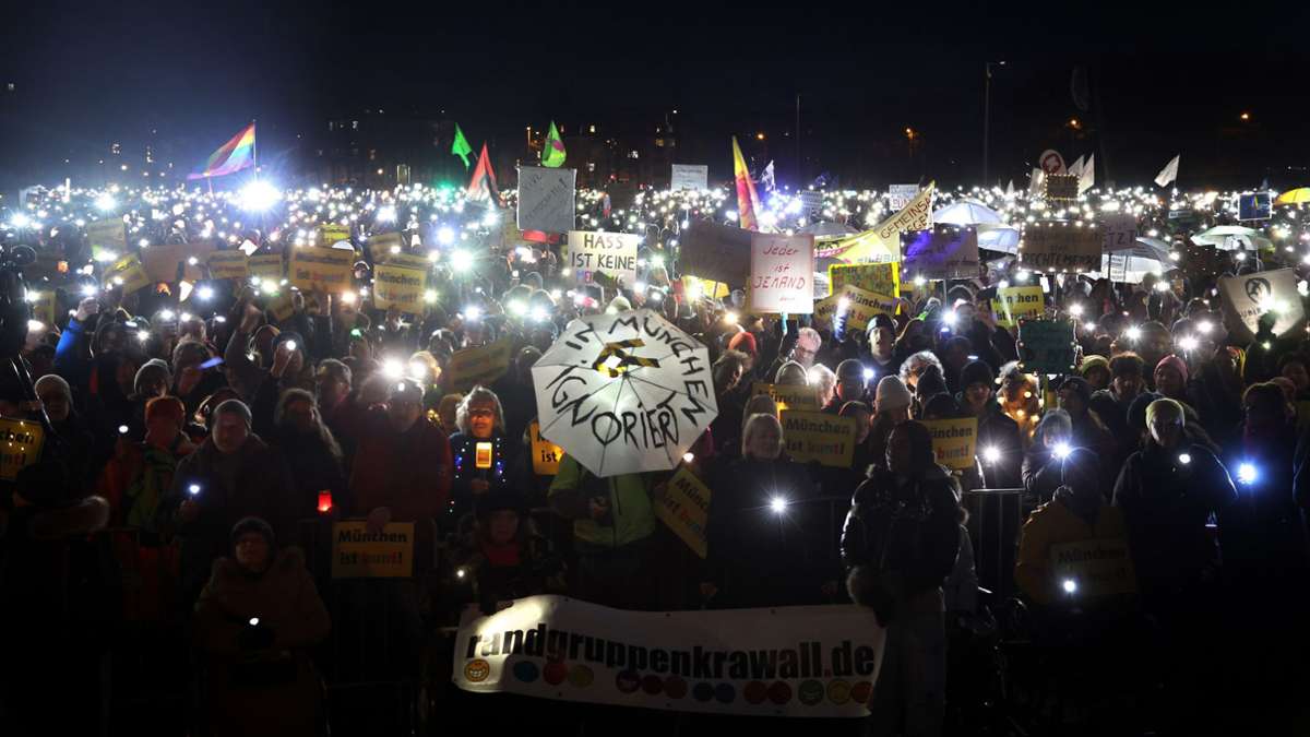 Demo gegen Rechtsextremismus: Lichtermeer: Bis zu 100.000 Menschen demonstrieren in München