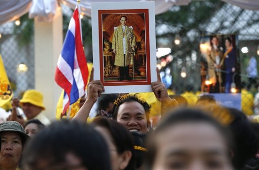 König Bhumibol wird in Thailand fast wie ein Heiliger verehrt - undenkbar, an seinem Geburtstag Demonstrationen abzuhalten. Foto: dpa