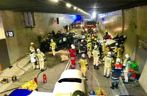 Bei diesem Unfall im österreichischen Arlbergtunnel werden mindestens elf Menschen verletzt. Foto: APA