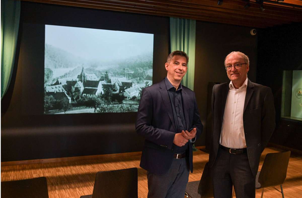 Kurator  Wolfgang Krauth (links) und Professor  Peter Rückert, Leiter des Hauptstaatsarchivs Stuttgart, in ihrem Kinosaal, in dem nun historische Filme aus Stuttgart laufen.