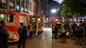 Polizisten, Feuerwehrleute und Sanitäter stehenin Wiesbaden in der Fußgängerzone der Innenstadt. Dort ist bei einer Messerstecherei ein Mann getötet worden. Foto: dpa