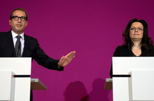 CSU-Generalsekretär Alexander Dobrindt und SPD-Generalsekretärin Andrea Nahles stellen den aktuellen Stand der Koalitionsverhandlungen in Berlin vor. Foto: dpa