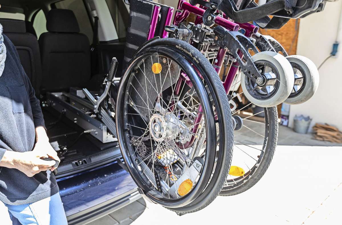 Mit einer speziellen Ladevorrichtung verstaut Ute Lehnert ihren Rollstuhl im Auto. Foto: Eibner-Pressefoto/Roger Buerke
