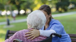 Manche Pfleger arbeiten auch dann, wenn sie selbst wegen Krankheit eigentlich zuhause sein sollten. (Symbolbild) Foto: IMAGO/Westend61/IMAGO/HalfPoint