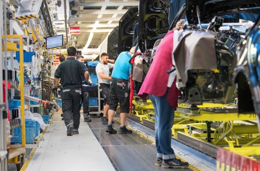 Das Mercedes-Werk Sindelfingen wird seine Tore für zunächst zwei Wochen schließen.  Auch VW und Audi reagieren so auf die Corona-Pandemie. Foto: /Sebastian Gollnow