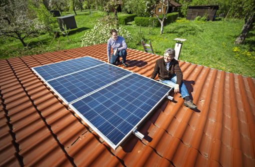 Sabine Zeiner und  Jochen Kögel vom Vorstand der Bürgerenergie Schwaikheim wollen die „Energiewende von unten“ im Remstal mit Fotovoltaikanlagen voranbringen. Foto: Gottfried Stoppel