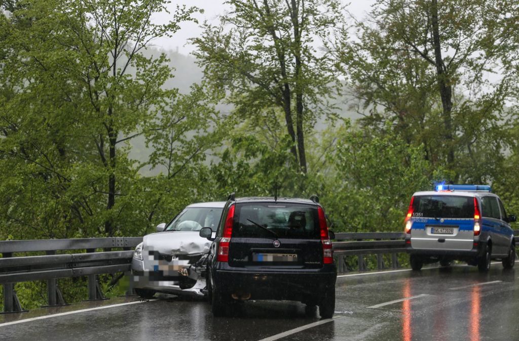 In Böhmenkirch ist eine Autofahrerin in den Gegenverkehr geraten und frontal in ein Auto gekracht.