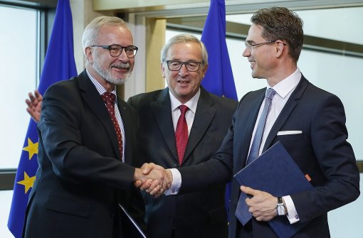 Als Chef der EU-Investitionsbank hat Werner Hoyer (l.) eine Schlüsselrolle beim Projekt von Jean-Claude Juncker (M.), die privaten Investitionen anzukurbeln.  Rechts Kommissionsvize Jyrki Katainen. Foto: EPA