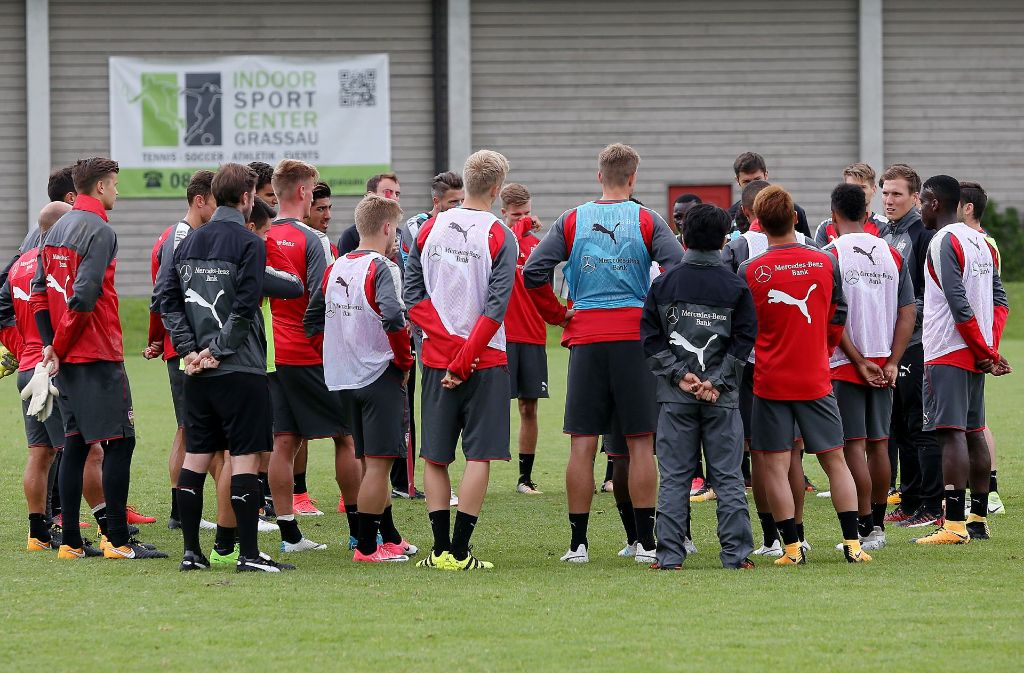 Das Team des VfB Stuttgart versammelt sich am Samstag beim Abschlusstraining.