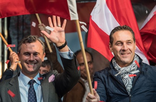 Präsidentschaftskandidat Norbert Hofer (links) und FPÖ-Chef Heinz-Christian Strache auf dem Viktor Adler Markt in Wien. Foto: EPA