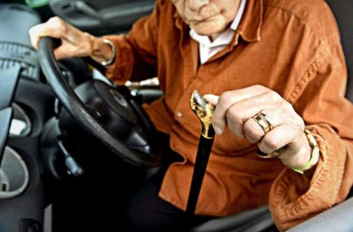 Ältere Menschen sind im Straßenverkehr besonders gefährdet. Ein  Pilotprojekt soll sie zum Umstieg auf Bus und Bahn motivieren. Foto: dpa