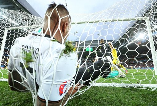 Leichtfüßig und schnell ist er: Jerome Boateng hat in der ersten Hälfte des Spiels Deutschland gegen Ukraine alles gegeben. Das Netz feiert ihn. Foto: dpa