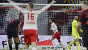 Yussuf Poulsen (Mitte) jubelt mit Ball in der Hand nach seinem Tor zum 3:1 im Bundesliga-Spiel Leipzig gegen Augsburg Foto: imago images/  /opokupix via www.imago-images.de